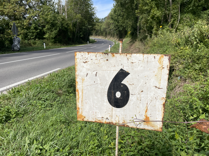 Ob tekmovalno progo je treba postaviti tudi table z oznakami sodniških mest. | Foto: Gregor Pavšič