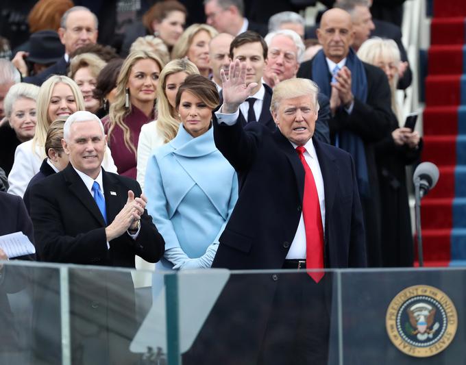 Na Trumpovi inavguraciji je Melania stala tik pred Ivanko. Menda zato, da bi jo karseda zakrila pred kamerami. | Foto: Reuters