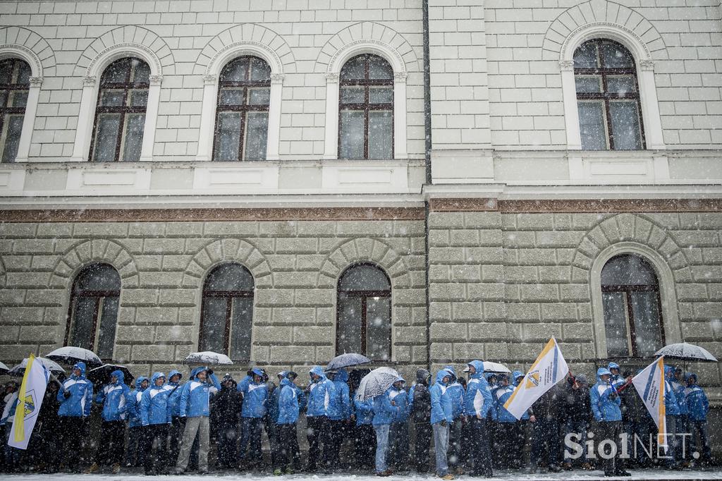 protest policistov pred vlado