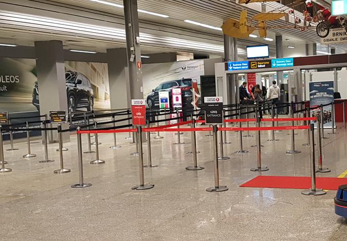 Zdaj načrtovana razširitev terminala pomeni podaljšanje obstoječega terminala T1 v smeri severozahoda. Gre za nizek podolgovat objekt, katerega vzhodni del se bo navezal na obstoječi terminal s povezovalnim hodnikom s komercialnimi vsebinami. Osrednji del objekta bo dvoetažen, zahodni del pa ponovno enoetažen. | Foto: Gregor Pavšič