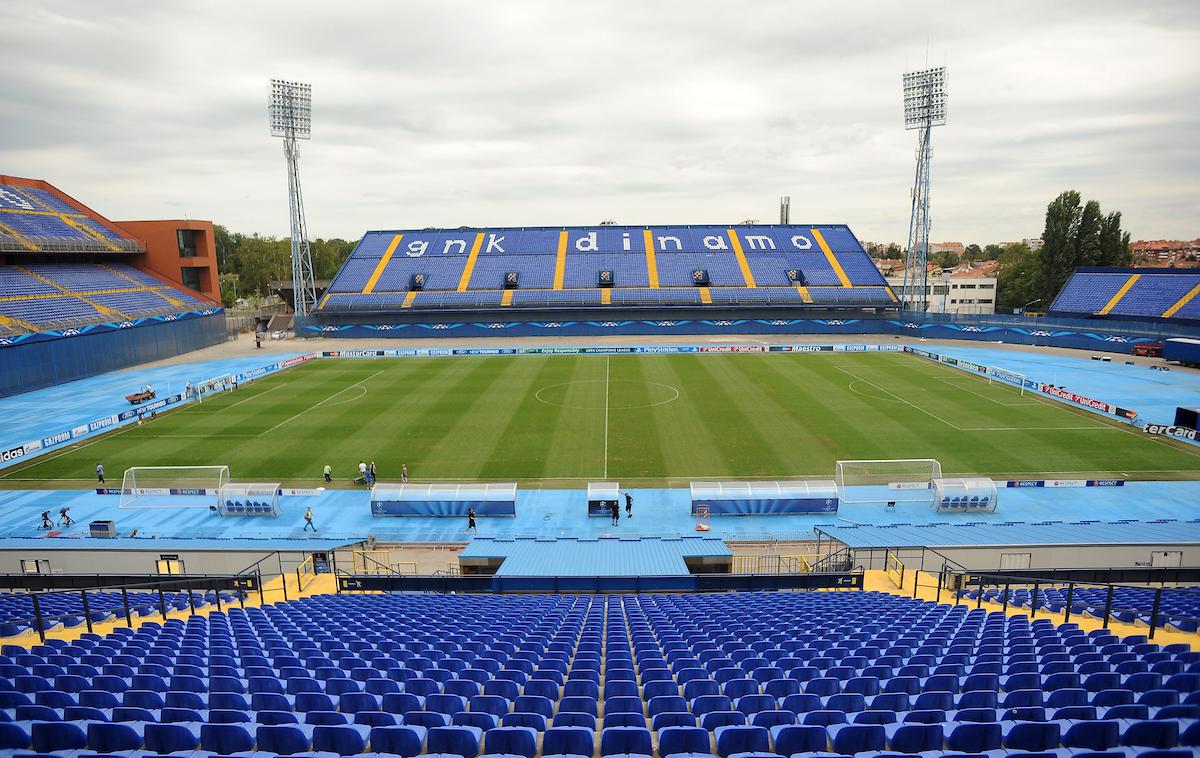 Maksimir | Neznanec je pred stadionom Maksimir podtaknil požar. | Foto Sportida