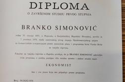 Univerza: poslanec Simonovič je diplomiral. Carlova ni zadovoljna.