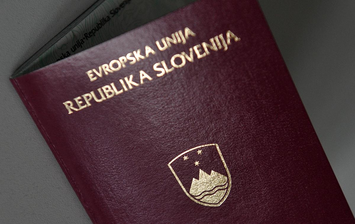 potni list | Slovenija je v primerjavi z lani zadržala deseto mesto, slovenski državljani pa lahko brez omejitev potujejo v skupno 185 držav, medtem ko je bilo lani teh držav 184. Enako močne potne liste imajo še Litva, Latvija in Združeni arabski emirati. | Foto STA