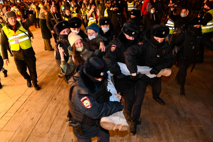 Rusija | Na današnjih protivojnih protestih, ki potekajo po vsej Rusiji, je bilo pridržanih več kot 700 protestnikov. | Foto Twitter