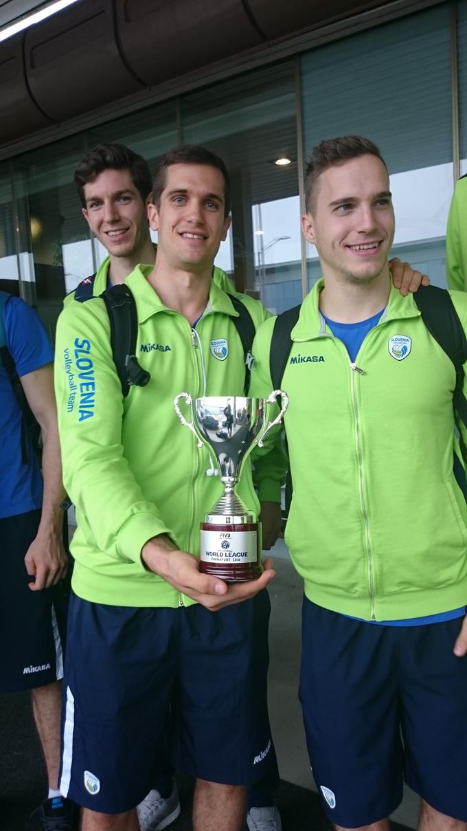 Pokal, ki so ga Slovenci prejeli za osvojitev turnirja v Nemčiji, ni ravno velik. Je to najmanjši "pokalček" v zgodovini odbojke? "Mogoče je res," se je pošalil generalni sekretar OZS Gregor Humerca. | Foto: 