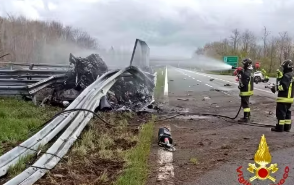 Prometna nesreča v Piemontu | Nesreča se je zgodila kmalu po tem, ko je ferrari zapeljal iz predora, udarec pa je moral biti silovit.  | Foto Vigili del Fuoco