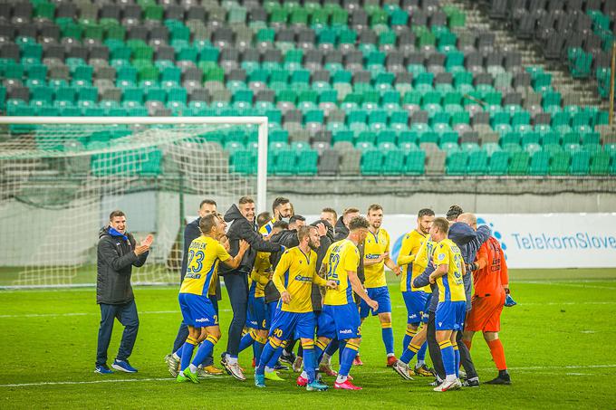 Veselje Kopra po zmagi v Stožicah. Naslednijč bodo na delu v prvi ligi 21. novembra, ko bodo v primorskem spopadu gostili Gorico. | Foto: Urban Meglič/Sportida