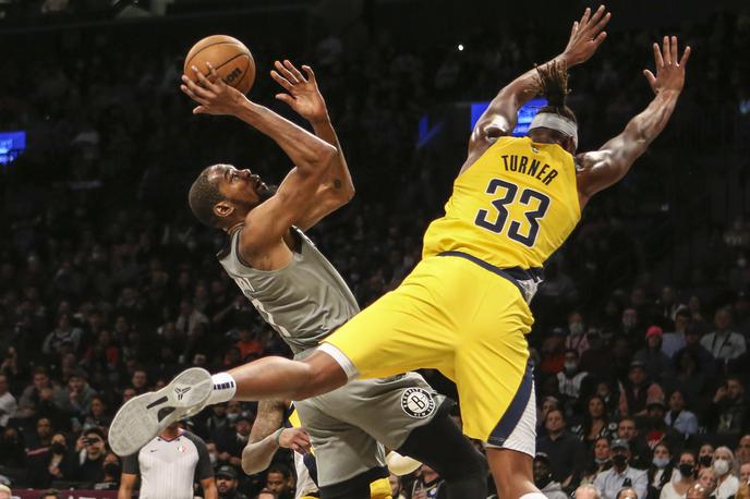 Kevin Durant | Kevin Durant je zaznamoval dvoboj z Indiano tudi z nešportno potezo, o kateri je bilo po dvoboju veliko govora. | Foto Reuters