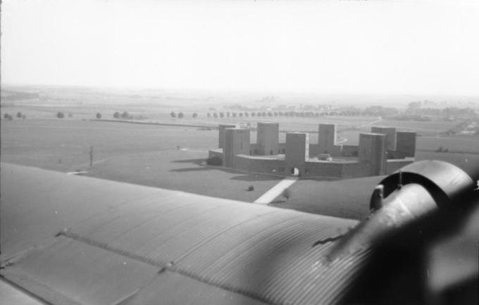 Zgleda za tannenberški spomenik sta bila britanski Stonehenge in apulijski grad Castel del Monte. | Foto: Wikimedia Commons/Bundesarchiv