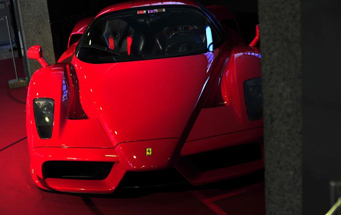 Slovenski ferrari enzo. Med letoma 2002 in 2004 so jih izdelali 400. Poganjal ga je šestlitrski motor V12, imel pa je tudi veliko takratne tehnologije F1. | Foto: Gregor Pavšič