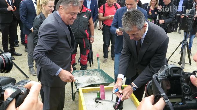 Janković in Petrič sta v temeljni kamen simbolično vzidala dve buteljki vina iz Slovenijavina. Na tem mestu sta namreč pred tem stala vinska klet in skladišče podjetja Slovenijavino. | Foto: 