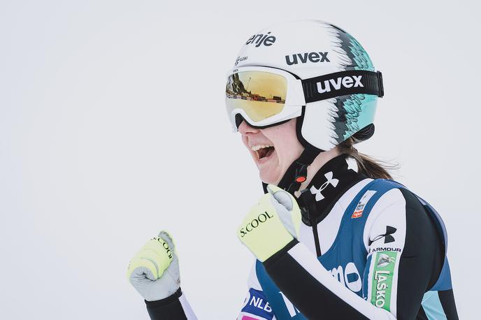 Ema Klinec Vikersund | Ema Klinec je skočila na zmagovalni oder. Zaostala je le za zmagovalko Katharino Schmid. | Foto Sportida