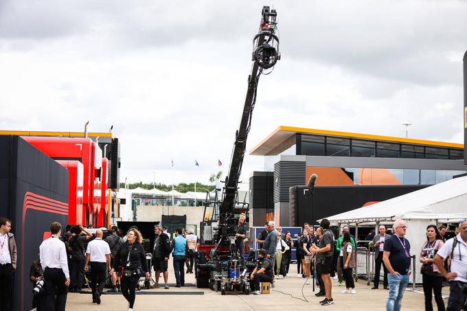 V Silverstonu so ta konec tedna tudi filmske kamere. | Foto: Guliverimage