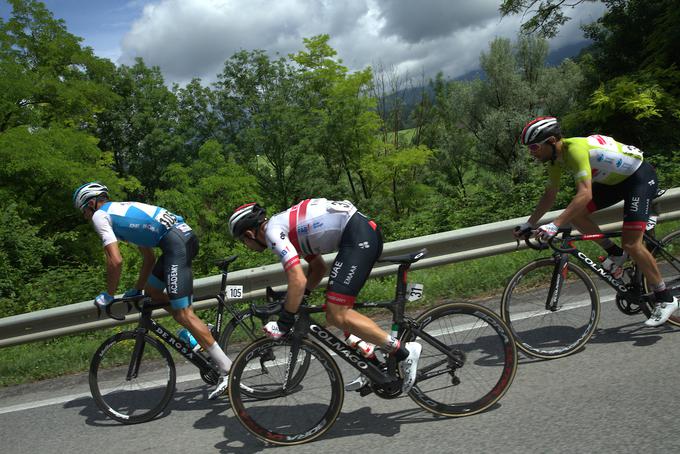 Tadej Pogačar je poizkušal priti do bonifikacijskih sekund na letečih ciljih, a je ruska ekipa Gazprom RusVelo uspešno nadzirala napad. | Foto: Vid Ponikvar