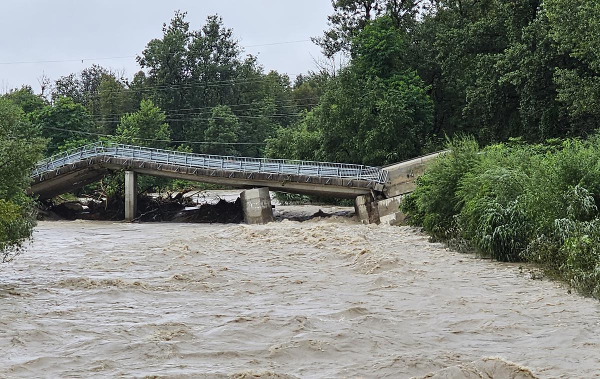 Dol pri Ljubljani, poplave, Telekom Slovenije, GVO | Čeprav je bila v poplavah na prizadetih območjih močno poškodovana, pretrgana ali zalita tudi kabelska infrastruktura Telekoma Slovenije, so njegovi strokovnjaki, skupaj s strokovnjaki podjetja GVO, prioritetno poiskali različne rešitve, da so prebivalcem v najkrajšem mogočem času zagotovili fiksne komunikacijske storitve.  | Foto Srdjan Cvjetović