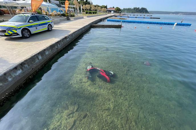 skuter morje | V morju so delavci Okolja Piran med pregledovanjem obale zagledali rdeč skuter. | Foto Okolje Piran