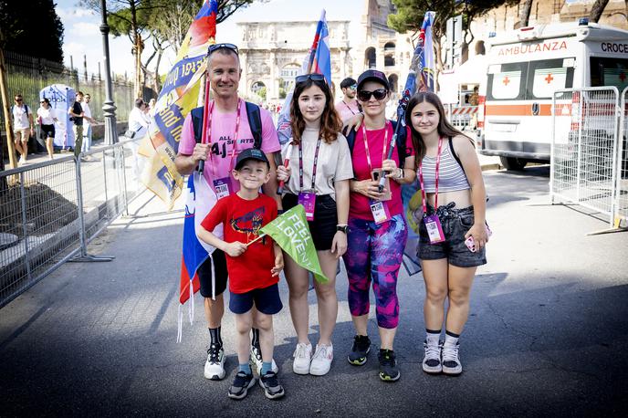 Giro Rim navijači | V Rim je pripotoval tudi Miha Koncilija z družino. S seboj je prinesel tudi slovensko zastavo, s katero je Tadej Pogačar poziral na zmagovalnem odru pred mogočnim Kolosejem . | Foto Ana Kovač