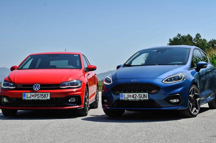 Volkswagen polo GTI in ford fiesta ST | Čeprav VW pola poganja dvolitrski, fiesto pa le 1,5-litrski motor in ima tudi en valj več, je moč obeh pogonov enaka - 200 "konjev". | Foto Gašper Pirman