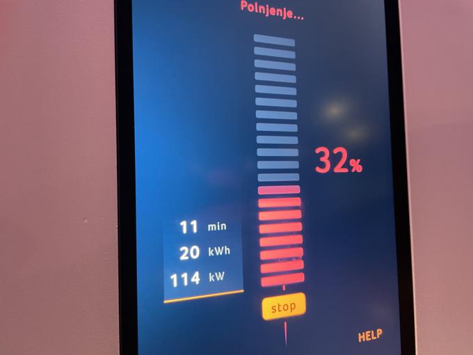 Na ustrezni polnilnici je mogoče baterijo ID.4 polniti tudi s krepkimi sto kilovati moči. | Foto: Gregor Pavšič