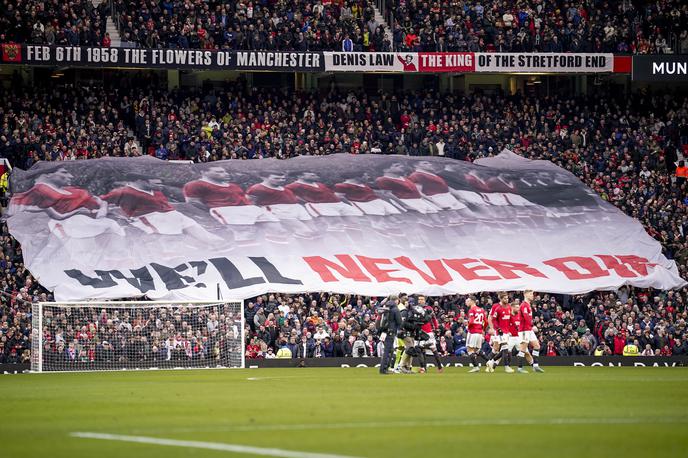 Manchester United obetnica letalske nesreče | Navijači Manchester Uniteda so se v nedeljo na Old Traffordu na tekmi proti West Hamu (3:0) spomnili na nogometaše, ki so umrli v letalski nesreči leta 1958.  | Foto Guliverimage