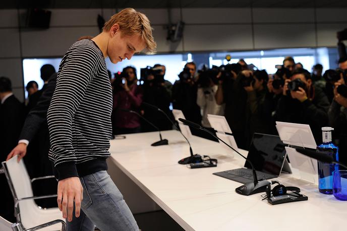 Martin Odegaard | Takole je januarja 2015 Martin Odegaard sedel pred množico novinarjev ob predstavitvi pri Realu v Madridu. | Foto Getty Images