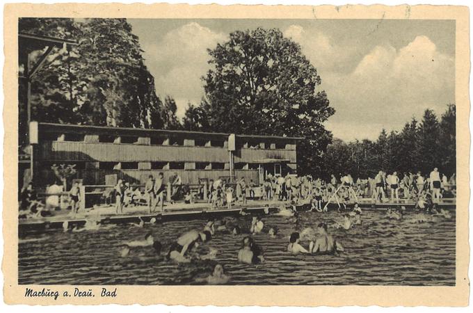 Razglednica je napisana in je bila poslana (datum poštnega žiga: 19. 7. 1943). Natisnjene ima podatke o založniku (Verlag Friedrich Krobath, Wildon). | Foto: Originalne razglednice hrani Pokrajinski muzej Maribor