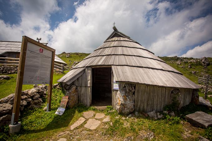 Izvirne pastirske bajte na Veliki planini so nacisti pozimi v letih 1944/1945 požgali, na novo pa je bila v prvotni obliki postavljena le Peskarjeva bajta, ki stoji še danes in deluje kot muzej.  | Foto: Žiga Zupan/Sportida