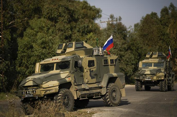 Ruski vojaki v Siriji | Ruska bojna vozila v bližini Tartusa, kjer ima Rusija pomorsko oporišče.  | Foto Guliverimage