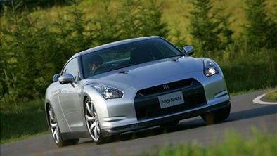 Nissan GT-R stoji na Dunlopovih pnevmatikah