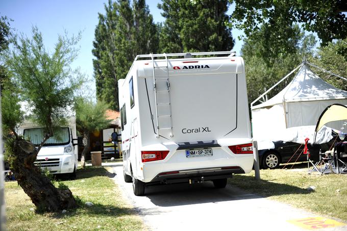 Z bivalnikom, ki je dolg 7,3 metra in ima maso več kot tri tone, boste v večini kampov med najbolj opaznimi gosti. | Foto: Gregor Pavšič