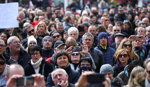 Na Hrvaškem več tisoč ljudi protestiralo proti ukrepom