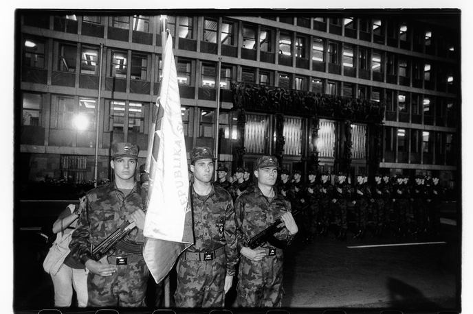 Slovenost ob razglasitvi slovenske samostojnosti | Častna četa na slovesni razglasitvi slovenske samostojnosti na Trgu republike 26. junija 1991. | Foto Tone Stojko, hrani Muzej novejše zgodovine Slovenije