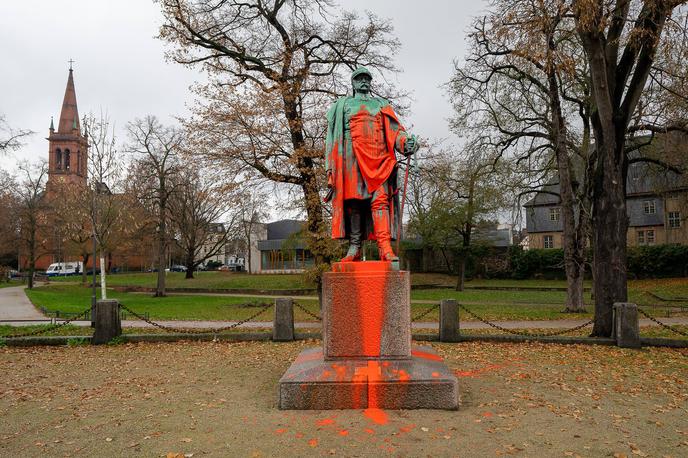 Vandalizem - Bismarckov kip | Pojem vandalizem se pogosto uporablja za označevanje napadov na spomenike. Zaradi političnih vzgibov so tarče vandalov pogosto kipi kakšnih pomembnih zgodovinskih osebnosti. Na fotografiji: z barvo pomazan kip nekdanjega nemškega kanclerja Otta von Bismarcka v Frankfurtu. | Foto Guliverimage