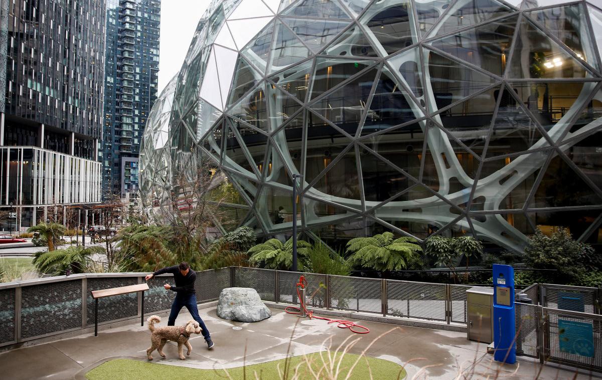 Amazon, Seattle | Amazon je vsem zaposlenim v ameriškem mestu Seattle ukazal, naj, če le lahko, delajo od doma. Amazonovo novo futuristično poslopje v Seattlu (v ozadju) je v teh dneh zato tako rekoč prazno. | Foto Reuters