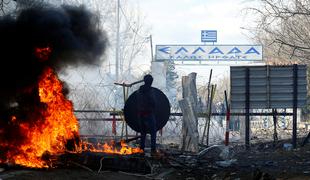 Grki samo s solzivcem težko zadržujejo na tisoče migrantov #video