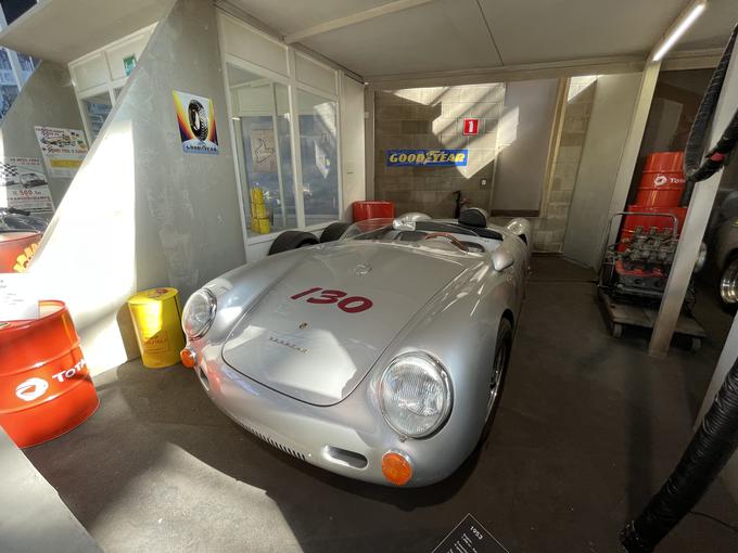 Porsche 550 spyder iz leta 1953. Masa 612 kilogramov, 1,5-litrski štirivaljni motor z močjo 110 “konjev” in pogon na zadnji kolesi.  | Foto: Gregor Pavšič