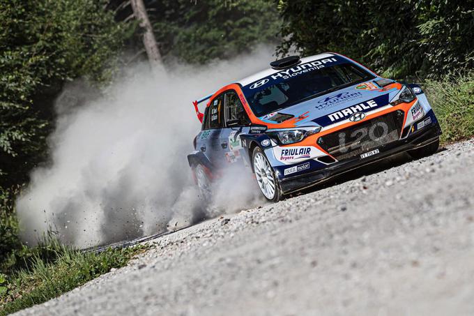 Državni prvak Rok Turk vozi tudi s podporo Hyundai Motorsporta, lani ga je v Novi Gorici obiskal vodja Andrea Adamo. Italijan je tudi prvi mož ekipe Hyundaia v svetovnem prvenstvu. | Foto: WRC Croatia