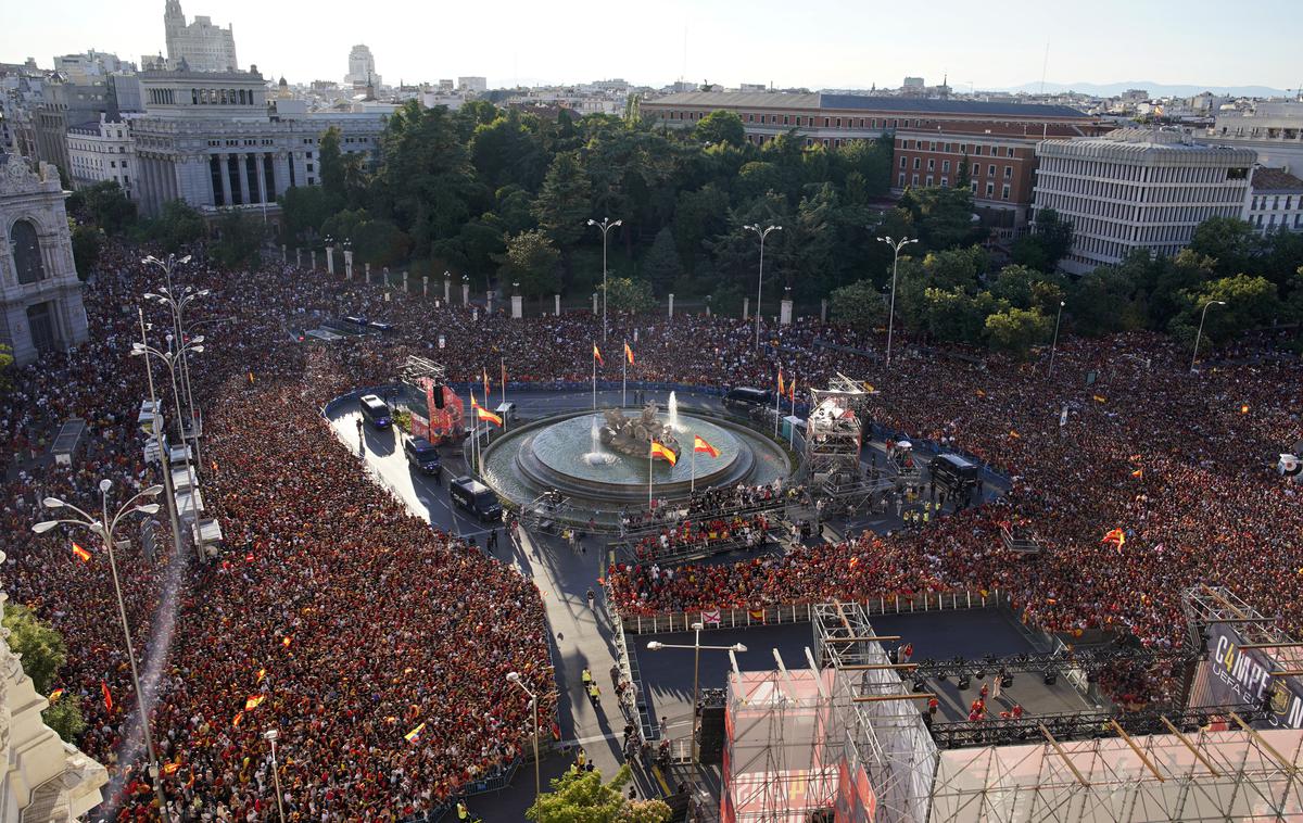 Madrid, sprejem evropskih prvakov, Pedro Sanchez | Špansko nogometno reprezentanco je v Madridu pričakala ogromna množica navijačev. | Foto Guliverimage