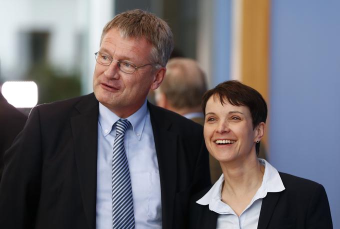 Poleg Petryjeve stranko AfD vodi še 55-letni profesor ekonomije Jörg Meuthen. Velja za predstavnika gospodarsko-liberalnega krila stranke. Meuthen, ki je prvi mož AfD v bogati in gospodarsko močno zvezni deželi Baden-Württemberg, je glede gospodarskih vprašanj liberalno usmerjen, a tudi konservativen glede drugih družbenih vprašanj. Petryjeva in Meuthen stranko vodita od julija 2015. | Foto: Reuters