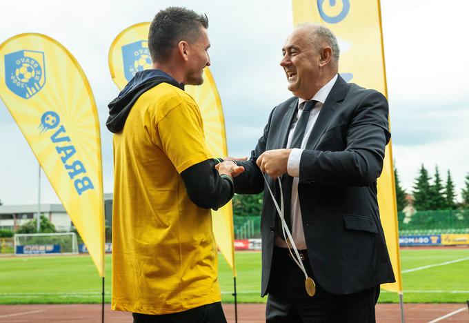 Medaljo za drugoligaški naslov mu je predal predsednik Nogometne zveze Slovenije (NZS) Radenko Mijatović. | Foto: Vid Ponikvar