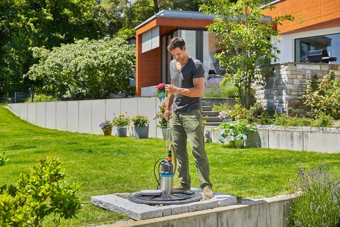 Potopna tlačna črpalka 5900/4 inox omogoča enostavno črpanje vode iz vodnjakov in zbiralnikov ter uporabo do treh zalivalnikov hkrati. | Foto: Gardena