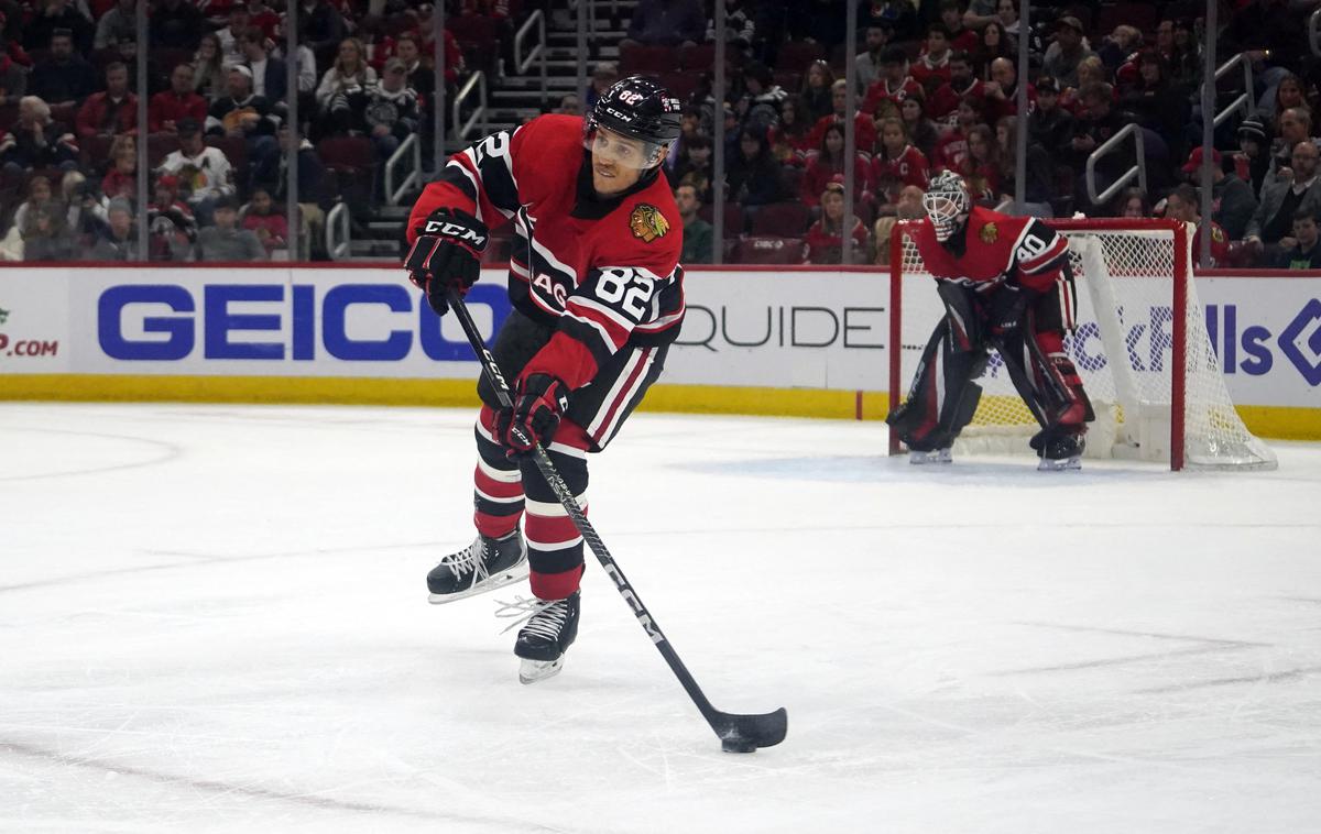 Caleb Jones, Chicago Blackhawks | Vratar Arizone Karel Vejmelka je zbral 30 obramb. | Foto Reuters