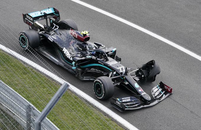 Valtteri Bottas je po težavah z gumo z drugega mesta zdrsnil na enajsto. | Foto: Reuters