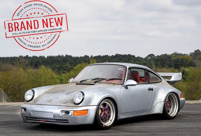 Prav posebni porsche 911 carrera RSR 3.8 iz leta 1993, ki ga še nikoli niso vozili. Zanj pričakujejo prodajno ceno od dva do 2,2 milijona evrov. | Foto: RM Sotheby's