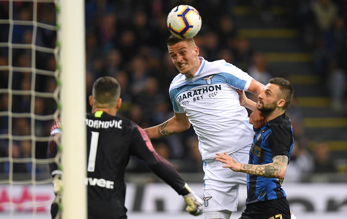 Samir Handanović Sergej Milinković Savić | Sergej Milinković Savić je v 13. minuti premagal Samirja Handanovića in Lazio popeljal v vodstvo z 1:0. | Foto Reuters