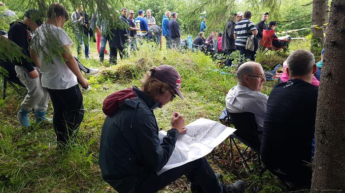 Utrip na enem izmed ovinkom pred začetkom relija. Gledalci so oboroženi tudi z zemljevidi, da lažje najdejo ustrezen dostop in atraktivno mesto za ogled relija. | Foto: Gregor Pavšič