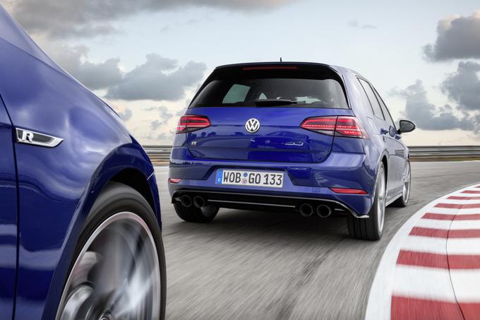 Golf R navduši s prožnostjo motorja in zelo dobrim podvozjem. Voznik se mora nemarno potruditi, da ga vrže iz ravnotežja. Mehanska zapora učinkovito pomaga v smeri obdržati nos, oprijem na sprednji osi je nadpovprečen in težnja po podkrmarjenju se pokaže šele ob resnem pretiravanju z vstopno hitrostjo in volanskim kotom. Gume seveda imajo svojo mejo. | Foto: Volkswagen