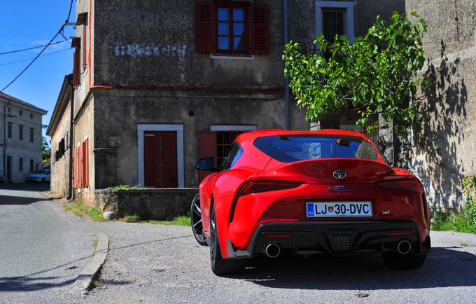 Prek Krasa vodi cesta skozi mnoge majhne in zelo slikovite vasice. | Foto: Gregor Pavšič