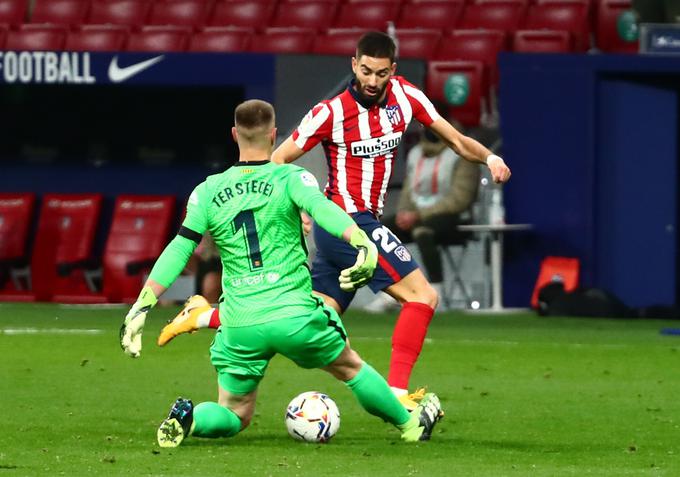 Belgijec Yannick Carrasco je izkoristil veliko napako vratarja Barcelone. | Foto: Reuters