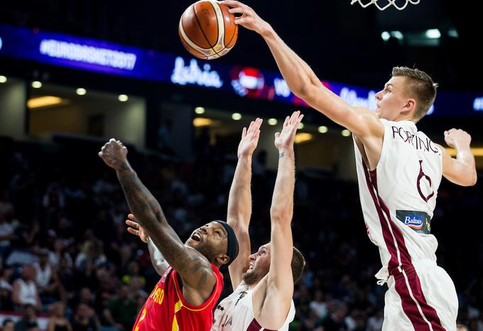 Prvi mož latvijske reprezentance je član New York Knicks Kristaps Porzingis, ki je visok kar 221 centimetrov. | Foto: Vid Ponikvar